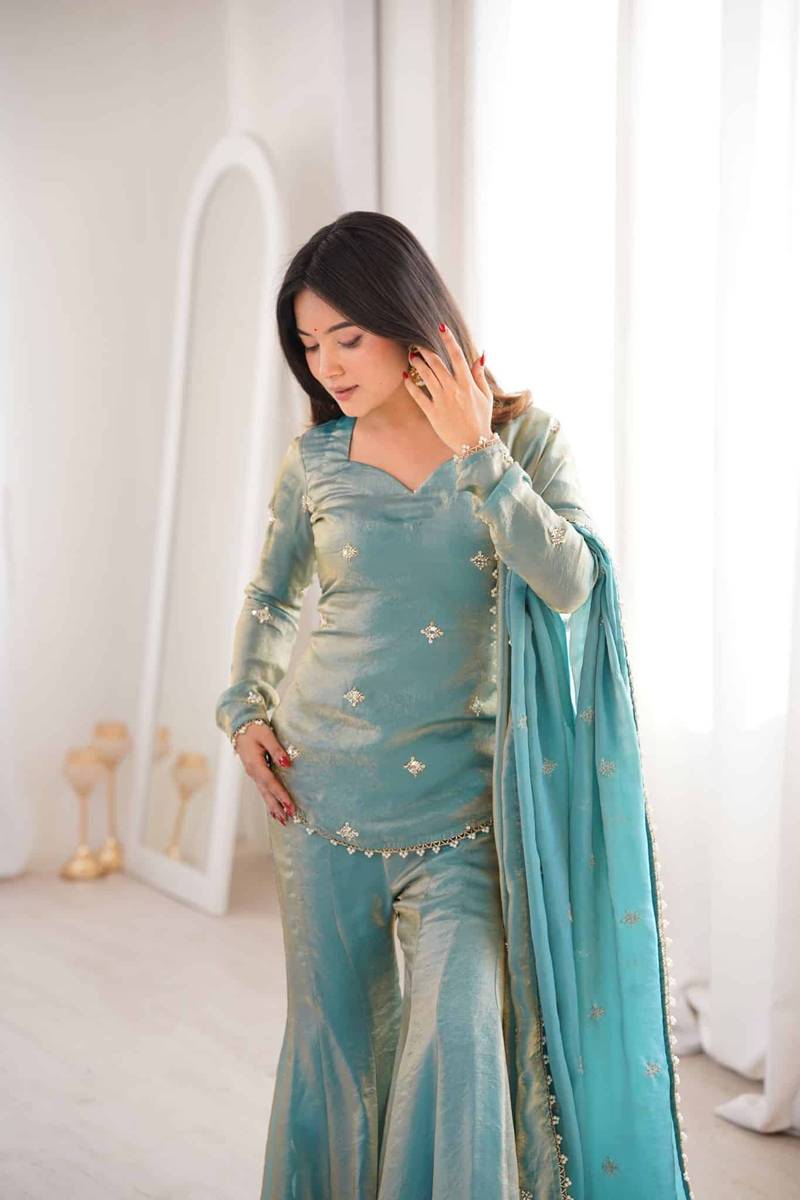 TOP FABRIC: 👗 HEAVY FRENDY SILK WITH LACE  TOP INNER: PURE HEAVY MICRO COTTON   TOP LENGTH: 30-31 INCHES APPROX.
