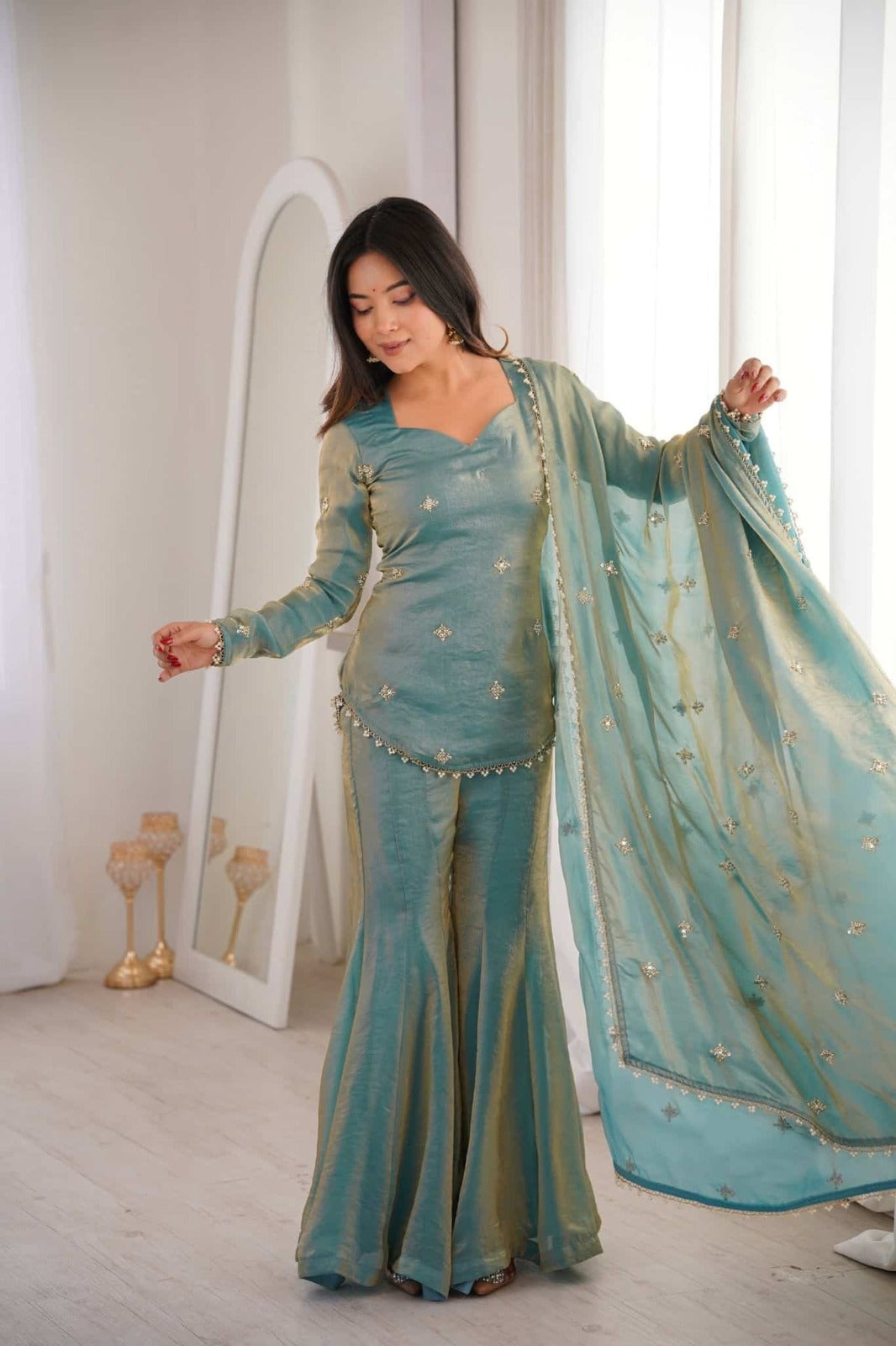 TOP FABRIC: 👗 HEAVY FRENDY SILK WITH LACE  TOP INNER: PURE HEAVY MICRO COTTON   TOP LENGTH: 30-31 INCHES APPROX.