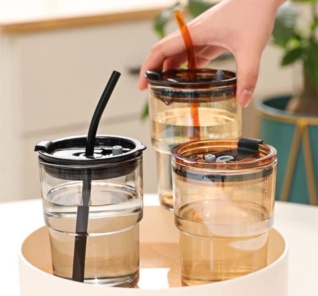 SKDBPM Reusable Glass Coffee Sipper Mugs with Lid & Straw Pack of 1, 400ml Multipurpose Drinking Glasses Tumbler with Leather Sleeve Cup for Juice Smoothies Iced Tea Home & Travel
