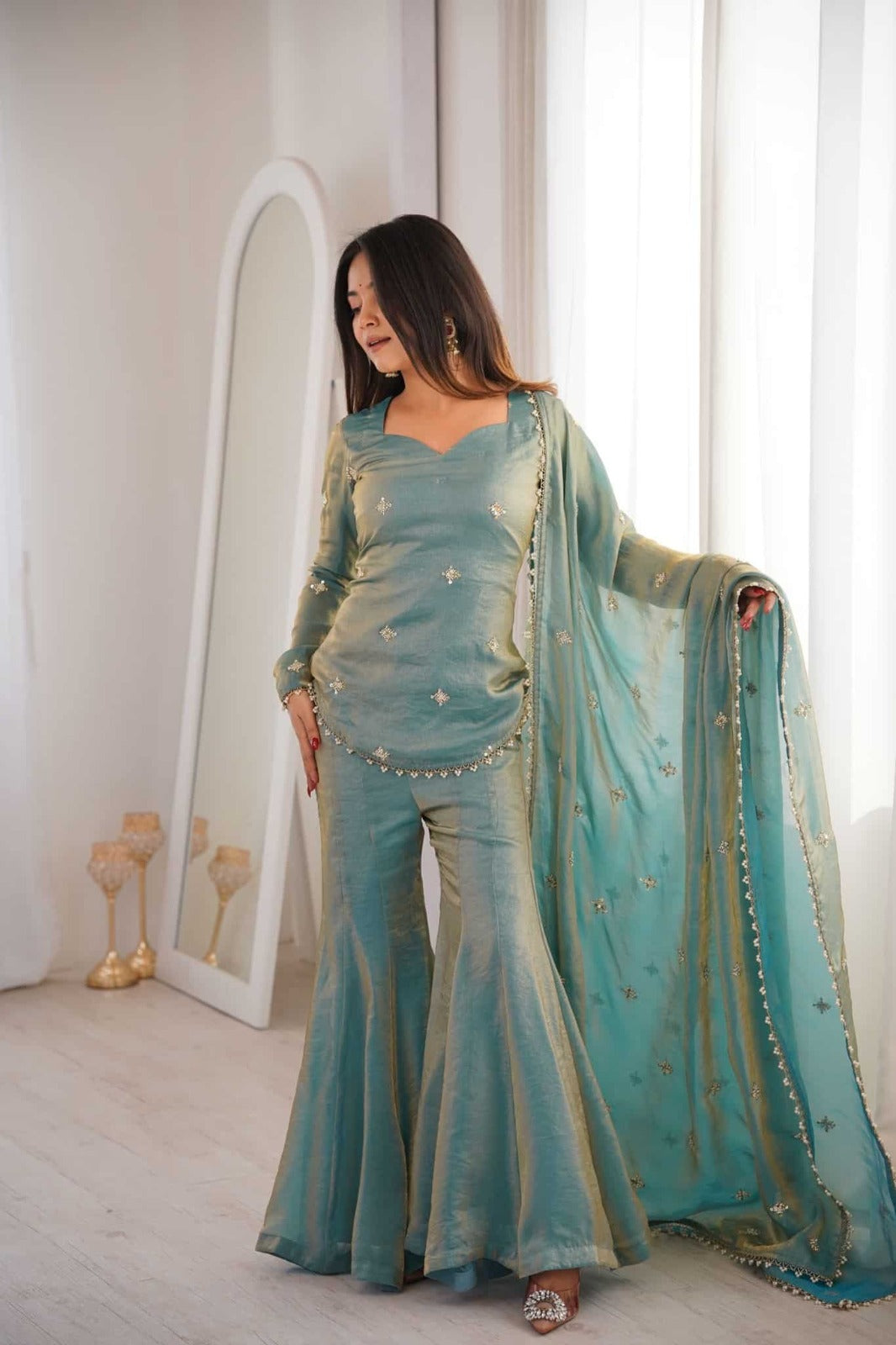 TOP FABRIC: 👗 HEAVY FRENDY SILK WITH LACE  TOP INNER: PURE HEAVY MICRO COTTON   TOP LENGTH: 30-31 INCHES APPROX.